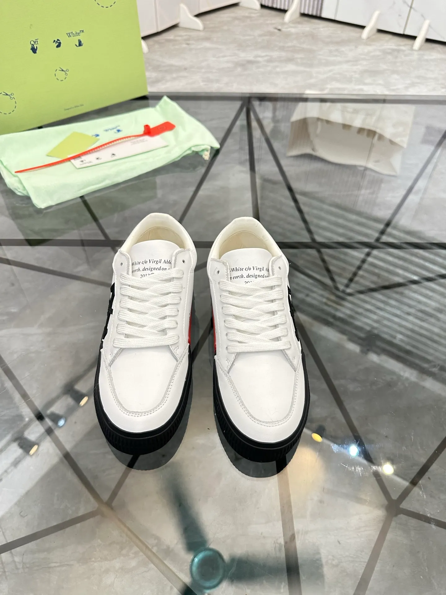 Selling men's shoes 💰: 💰P440¥ Product trademark: OFF WHITE *"OFF WHITE*" low-top casual shoes Regular size: 35-45 (can be customized to 46) Couple style Product material: imported cowhide upper, breathable lining, original outsole. No.: H203